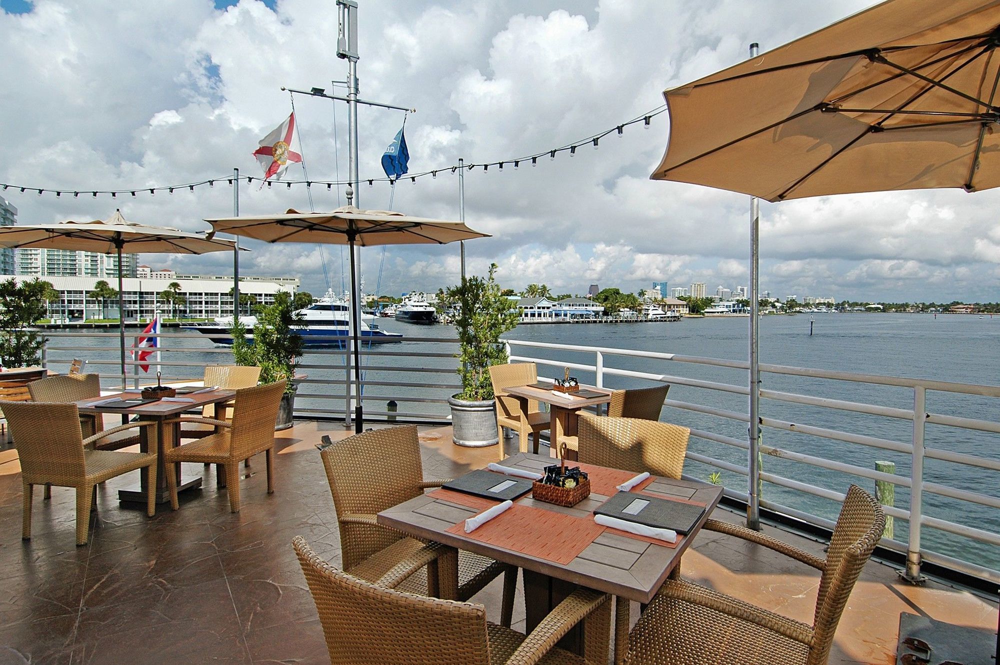 Pier Sixty-Six Otel Fort Lauderdale Dış mekan fotoğraf The Deck at Island Gardens